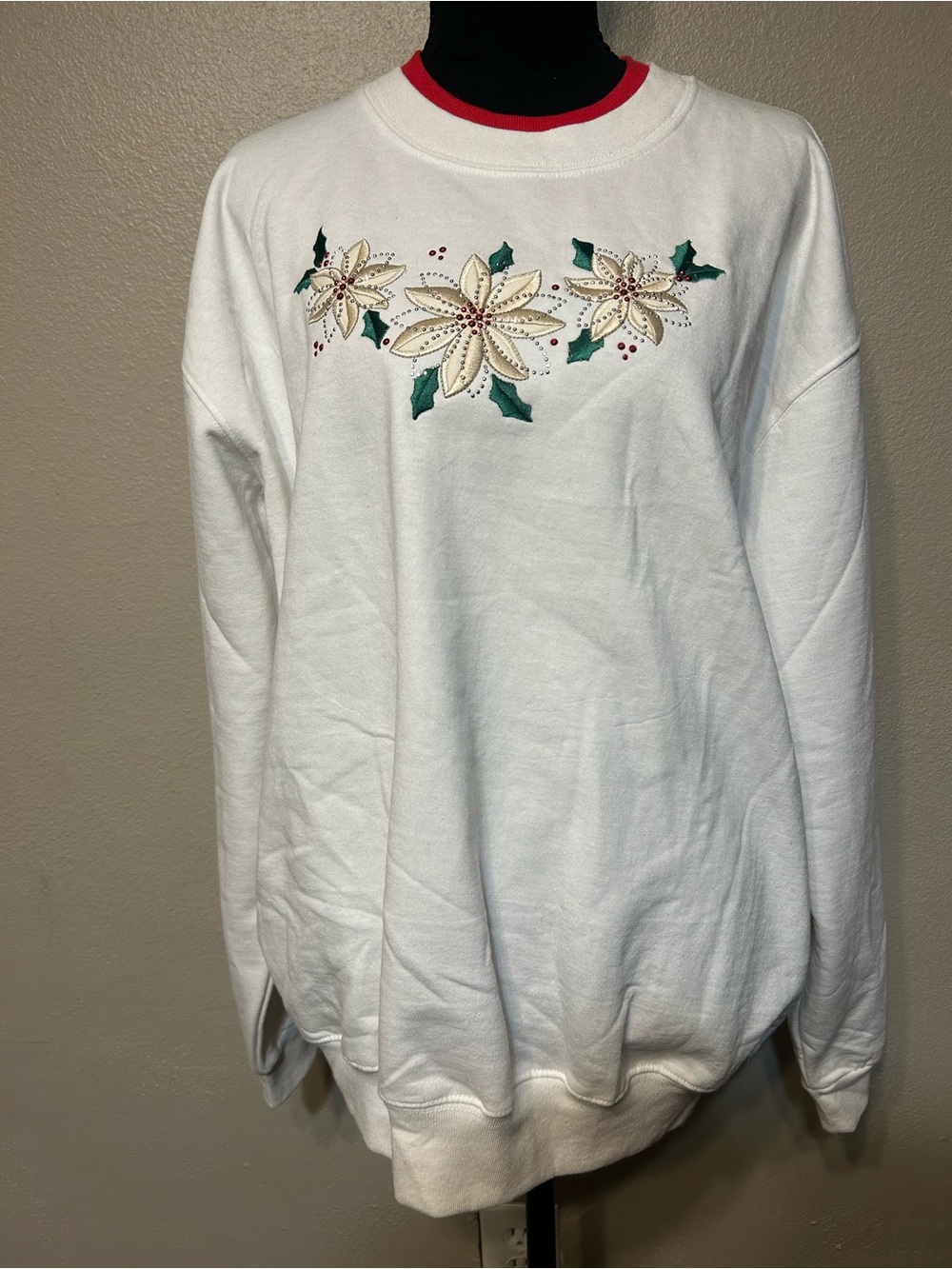 Country Store XL Christmas Poinsettia Rhinestone Sweatshirt White grannycore